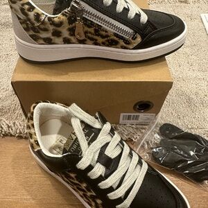 Black Leather // Leapoard Prink Youth Sneakers